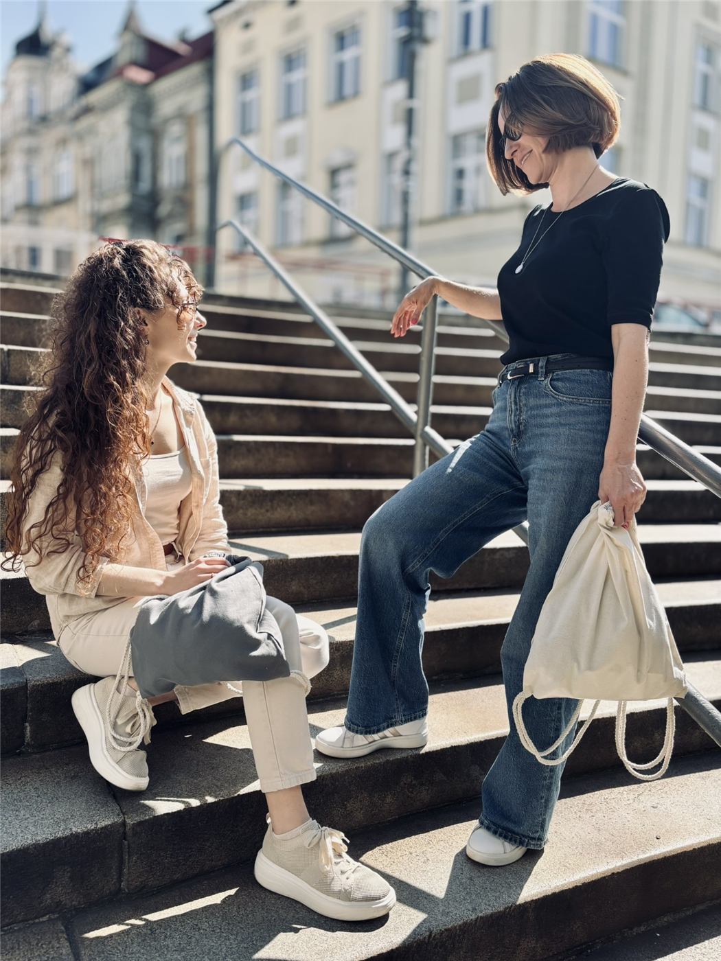 Treffen auf der Treppe mit IDEA HOME Taschen