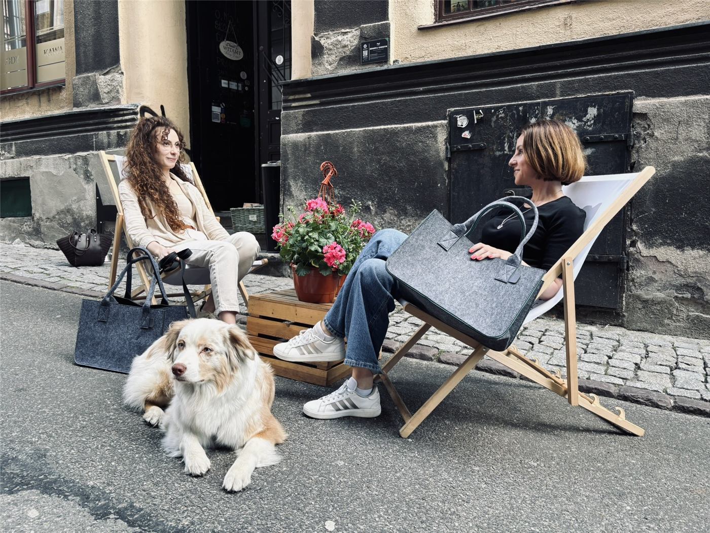 Zwei Frauen auf Liegestühlen mit Valencia-Filztaschen und ein Hund